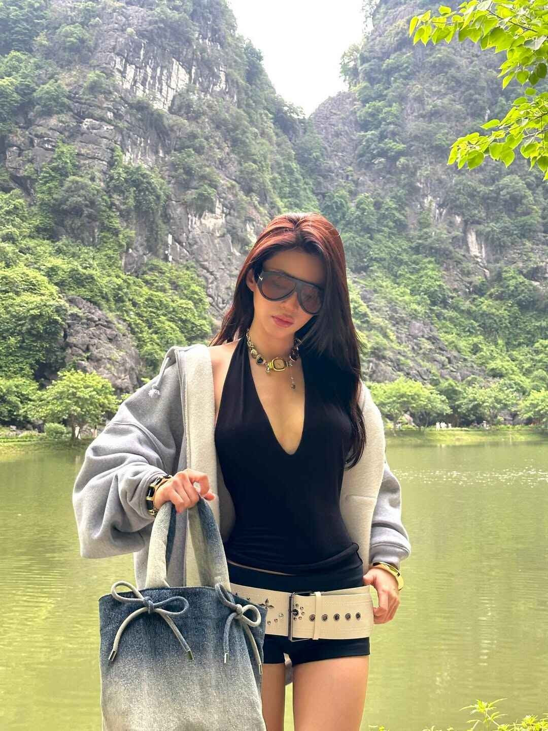 Bên cạnh đó, Bảo Ngọc còn được nhắc đến nhiều với body đẹp siêu thực, sở hữu vòng eo nhỏ xíu mà ai cũng mơ ước.