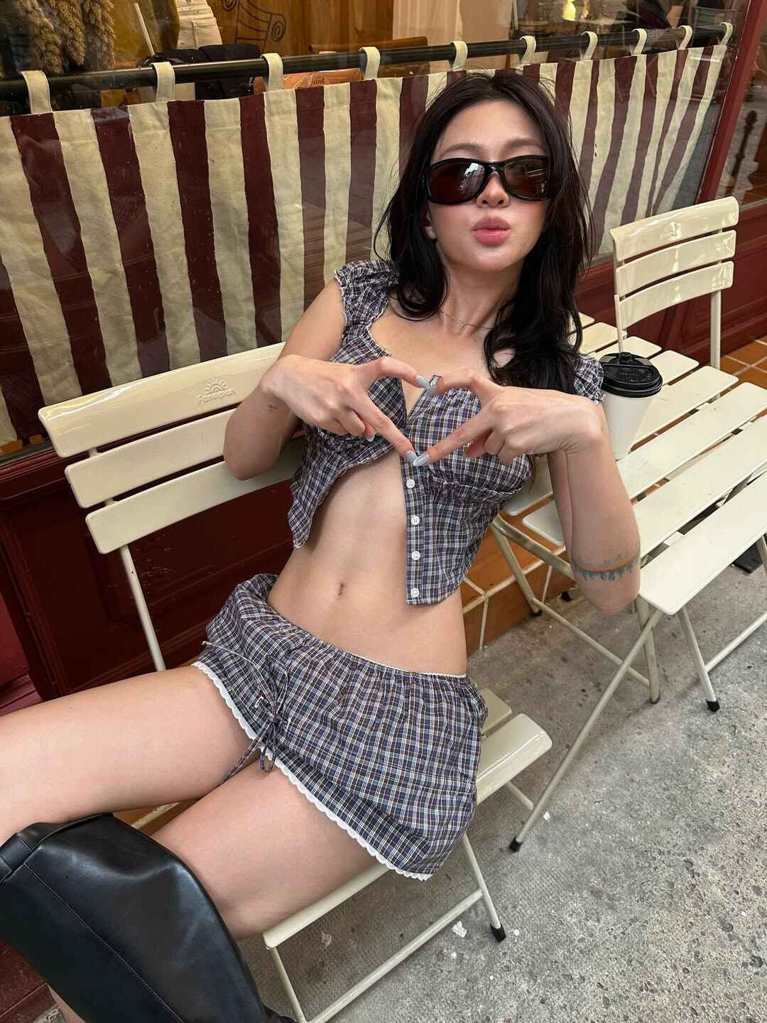 Cách đây 5 năm, cô nàng đã nổi tiếng và ghi điểm với diện mạo trong trẻo, cá tính nhưng vẫn nữ tính, có nét riêng không trộn lẫn.