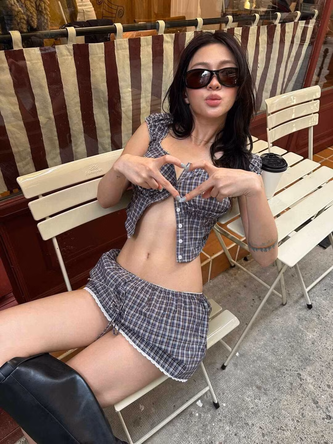 Cách đây 5 năm, cô nàng đã nổi tiếng và ghi điểm với diện mạo trong trẻo, cá tính nhưng vẫn nữ tính, có nét riêng không trộn lẫn.