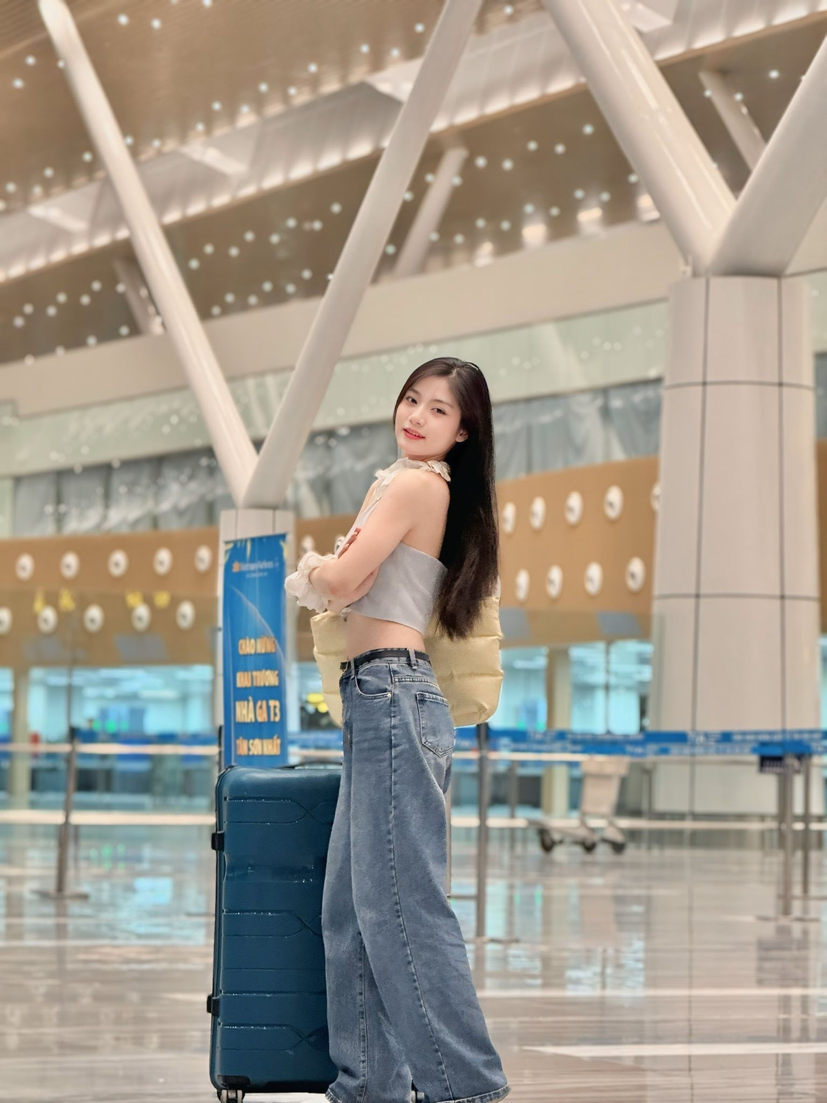 Nam Phương tên đầy đủ là Nguyễn Bùi Nam Phương sinh ngày 25/2/1999 tại Thành phố Hồ Chí Minh, cô nàng hiện đang là sinh viên K13 khoa Ngoại ngữ Trường Đại học Công nghiệp TP Hồ Chí Minh.