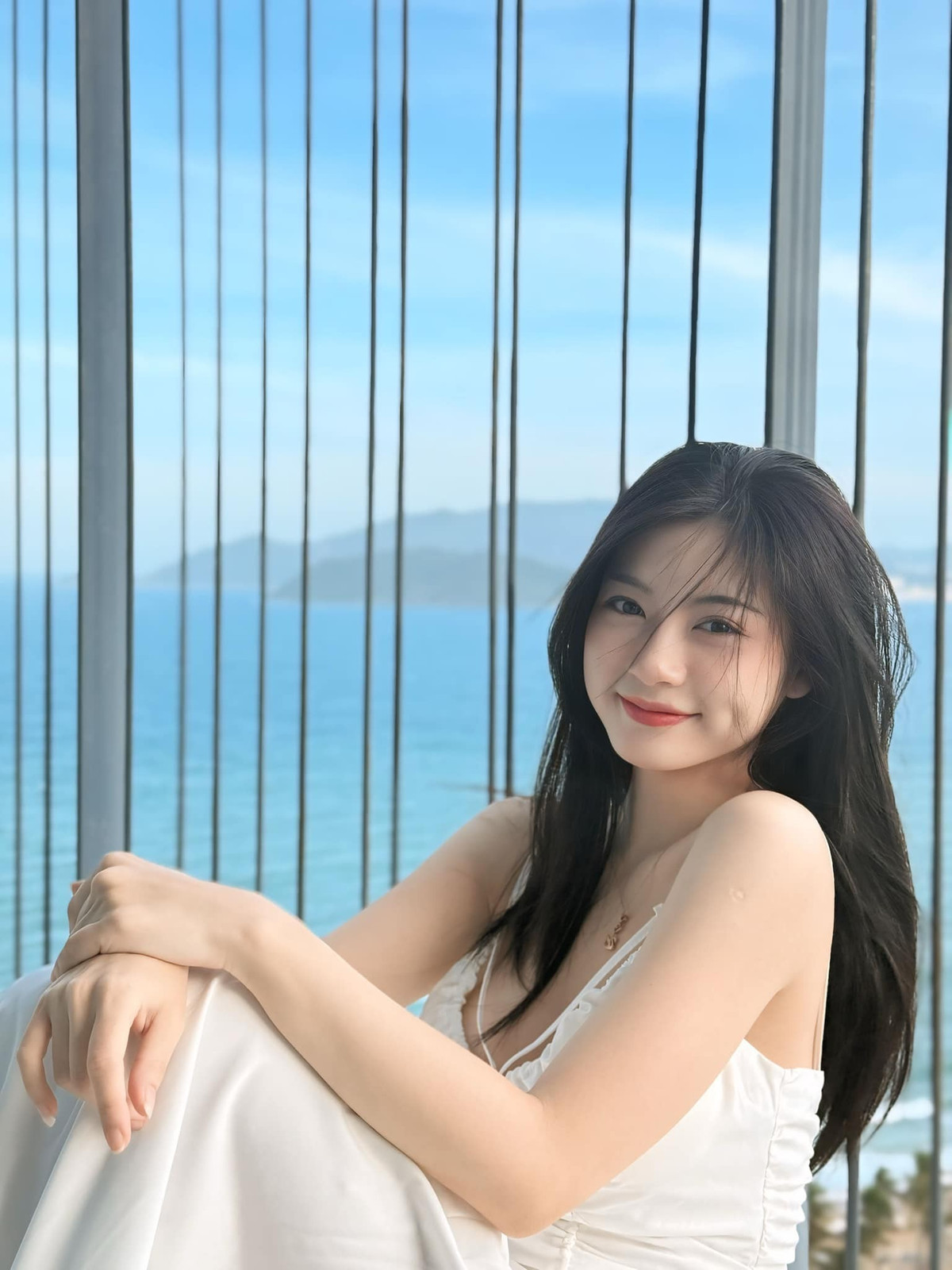 Nam Phương sở hữu một gương mặt với những đường nét vô cùng thanh tú, đậm nét Á Đông, cùng mái tóc đen dài thả buông thướt tha, khỏi phải nói cô bạn này đã “cướp” ánh nhìn của người khác như thế nào.