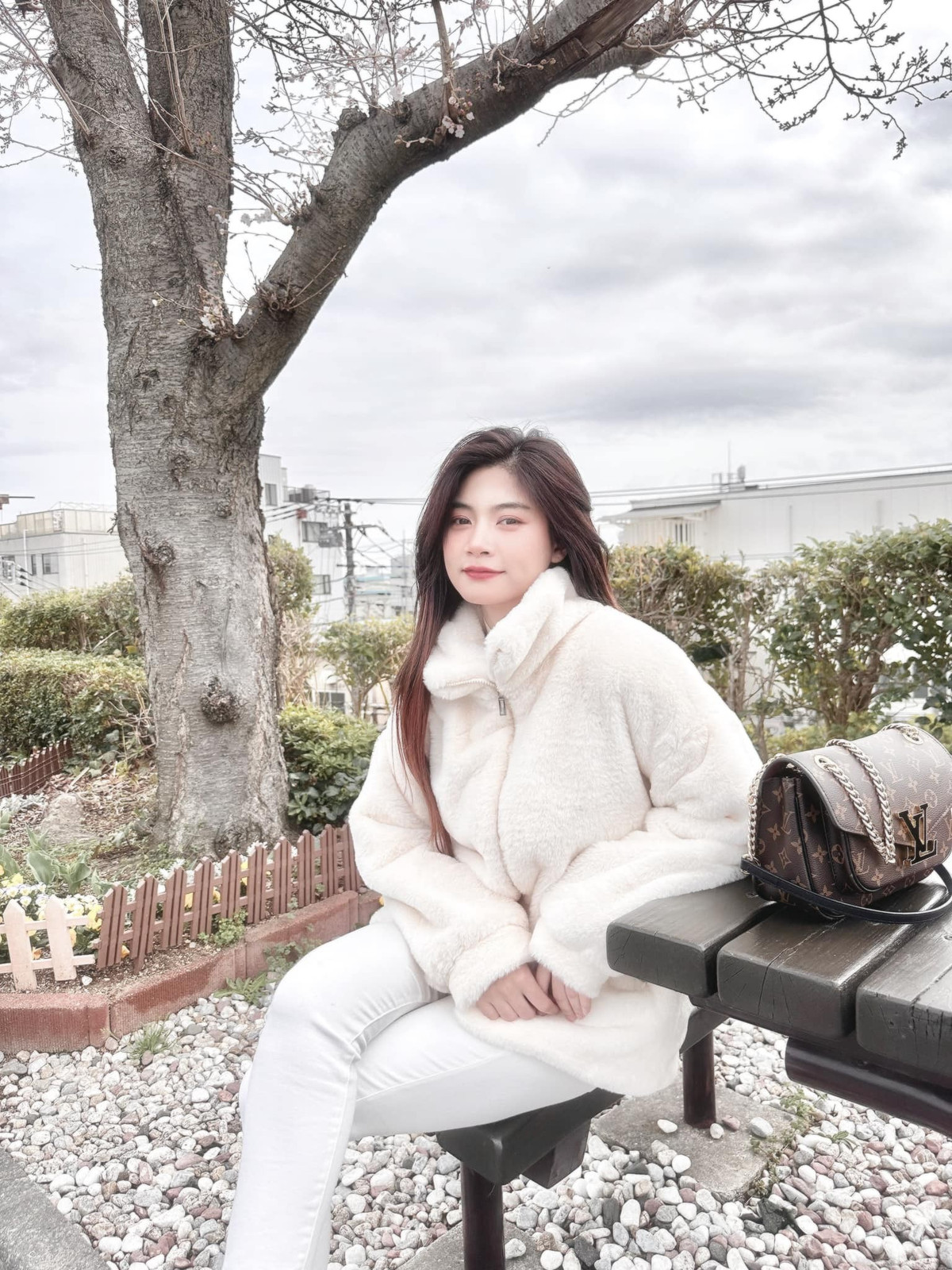 Đặc biệt, với những góc ảnh khoe "góc nghiêng thần thánh", nét đẹp trong sáng, dịu dàng đặc biệt trong tà áo trắng, Nam Phương thực sự khiến bao người phải ngẩn ngơ.