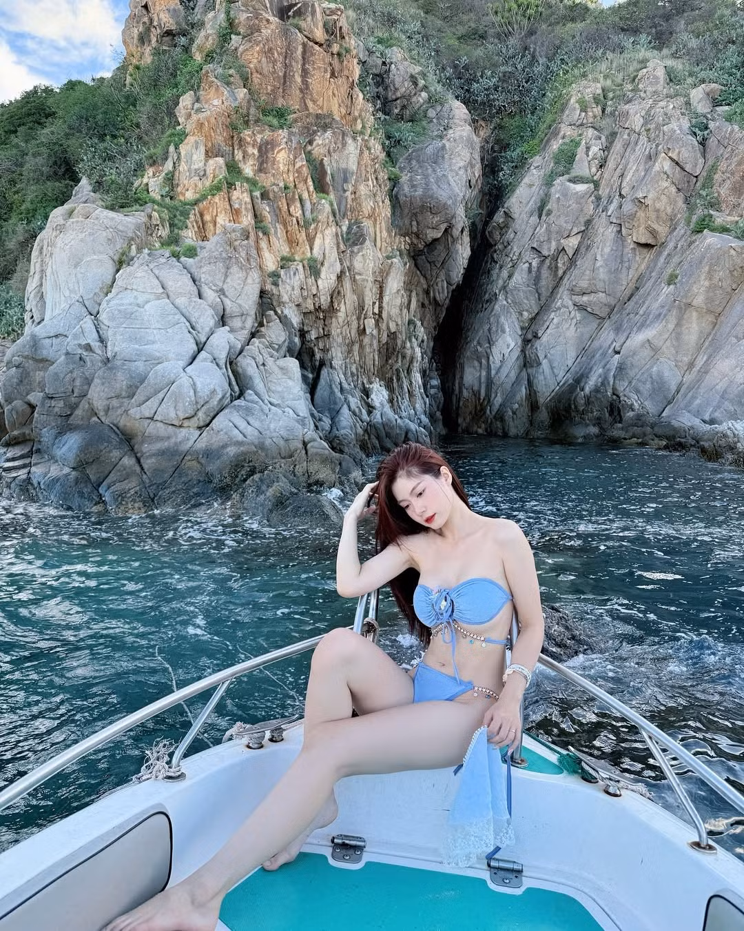 Xuất hiện trong ảnh, Nam Phương chọn bộ bikini màu xanh trông vô cùng mát mắt.