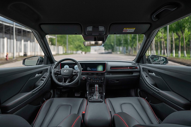 Nội thất New Creta là sự kết hợp hoàn hảo giữa không gian rộng rãi dựa trên trục cơ sở có kích thước 2.610mm, thiết kế tinh tế mang cảm hứng nghệ thuật và công nghệ hiện đại. Điểm nhấn là cụm màn hình kép tích hợp, bao gồm màn hình trung tâm và bảng đồng hồ kỹ thuật số đều có kích thước 10.25 inch, mang đến giao diện hiện đại với đồ họa cải tiến, hỗ trợ hiển thị đa dạng thông tin. Phiên bản N Line được trang bị viền sơn đỏ tạo điểm nhấn tạo cảm giác trẻ trung và thể thao hơn.