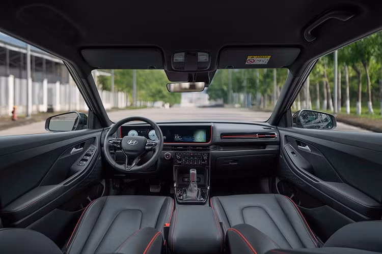 Nội thất New Creta là sự kết hợp hoàn hảo giữa không gian rộng rãi dựa trên trục cơ sở có kích thước 2.610mm, thiết kế tinh tế mang cảm hứng nghệ thuật và công nghệ hiện đại. Điểm nhấn là cụm màn hình kép tích hợp, bao gồm màn hình trung tâm và bảng đồng hồ kỹ thuật số đều có kích thước 10.25 inch, mang đến giao diện hiện đại với đồ họa cải tiến, hỗ trợ hiển thị đa dạng thông tin. Phiên bản N Line được trang bị viền sơn đỏ tạo điểm nhấn tạo cảm giác trẻ trung và thể thao hơn.