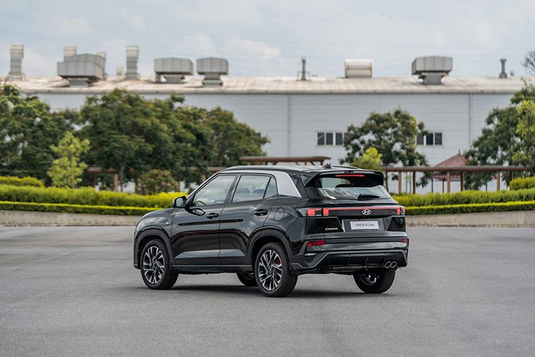 Đầu xe gây ấn tượng với lưới tản nhiệt tối màu mạ chrome mới, kết hợp cụm đèn pha LED tứ giác liền mạch và đèn ban ngày LED cải tiến, mang lại tầm nhìn tối ưu và phong cách hiện đại. Ca-pô được tái thiết kế, tạo cảm giác cơ bắp với cảm hứng đến từ đàn anh Hyundai Palisade.