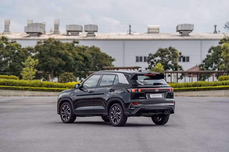 Đầu xe gây ấn tượng với lưới tản nhiệt tối màu mạ chrome mới, kết hợp cụm đèn pha LED tứ giác liền mạch và đèn ban ngày LED cải tiến, mang lại tầm nhìn tối ưu và phong cách hiện đại. Ca-pô được tái thiết kế, tạo cảm giác cơ bắp với cảm hứng đến từ đàn anh Hyundai Palisade.