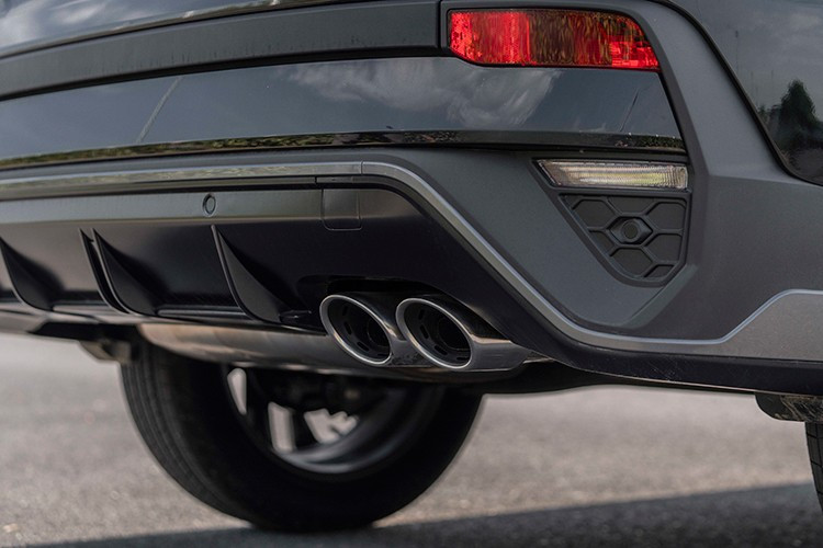 Cửa hậu của xe được cải tiến và cản sau hiện đại, tạo nên diện mạo trẻ trung và đầy cuốn hút. Đặc biệt, phiên bản thể thao N Line mang phong cách hầm hố hơn với cản trước/sau, phần ốp hông được sơn màu đỏ đặc trưng nổi bật. Creta N Line còn được trang bị cánh lướt gió phía sau xe, giúp gia tăng tính thể thao và hiệu quả khí động học.