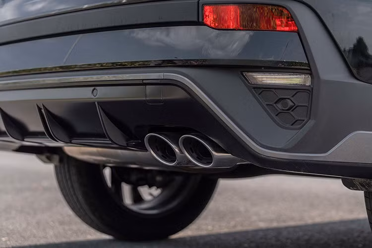 Cửa hậu của xe được cải tiến và cản sau hiện đại, tạo nên diện mạo trẻ trung và đầy cuốn hút. Đặc biệt, phiên bản thể thao N Line mang phong cách hầm hố hơn với cản trước/sau, phần ốp hông được sơn màu đỏ đặc trưng nổi bật. Creta N Line còn được trang bị cánh lướt gió phía sau xe, giúp gia tăng tính thể thao và hiệu quả khí động học.