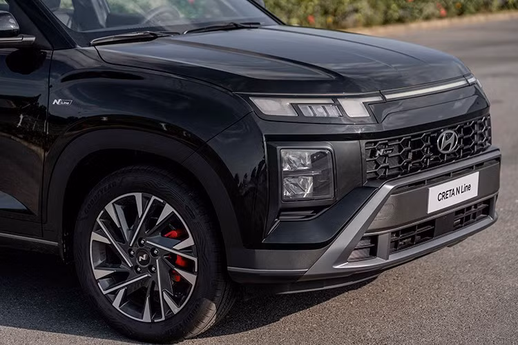 Hông xe nổi bật với bộ mâm hợp kim 17 inch (hoặc 18 inch trên bản N Line) có thiết kế năng động, kết hợp cùng vòm bánh xe khỏe khoắn. Phần đuôi xe được làm mới toàn diện với cụm đèn hậu LED nối liền 2 bên cùng đèn báo rẽ dạng đuổi đẹp mắt thời thượng.