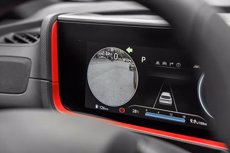 Đặc biệt, New Creta được trang bị camera 360 giúp tăng cường khả năng quan sát khi lùi/đỗ xe. Vô-lăng của xe tích hợp các nút điều khiển thông minh, giúp người lái dễ dàng thao tác mà vẫn đảm bảo an toàn. Phiên bản N Line được trang bị cần số N đặc trưng cùng lẫy chuyển số trên vô lăng giả lập 8 cấp số, giúp tăng cường khả năng tăng tốc cũng như góp phần đem đến cảm giác vận hành thú vị.