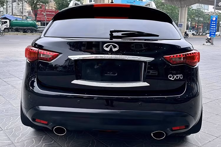 Tuy nhiên thưo quan sát, bên trong nội thất của Infiniti QX70 đời 2015 phần da ghế ngồi xuất hiện nếp nhăn – điều dễ hiểu với xe đã qua sử dụng. Xe được bổ sung bậc điện thò thụt, còn lại phần lớn vẫn giữ nguyên bản.