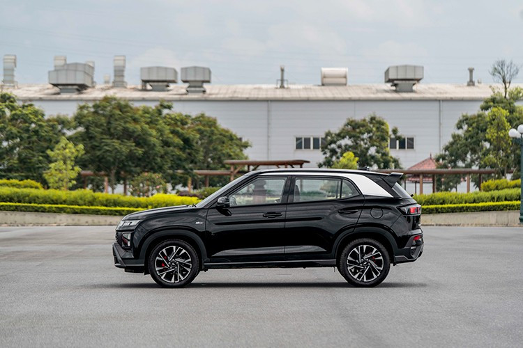 Mẫu xe SUV Hyundai Creta 2025 mới với thiết kế lột xác theo ngôn ngữ "Thể thao gợi cảm” – Sensuous Sportiness, mang thông điệp "Undisputed. Ultimate." – “Đẳng cấp khẳng định vị thế” hứa hẹn sẽ tiếp tục dẫn đầu phân khúc B-SUV tại Việt Nam. Xe được sản xuất tại nhà máy Hyundai Thành Công số 2 (HTMV 2) trên dây chuyền sản xuất và quản lí chất lượng theo tiêu chuẩn Hyundai toàn cầu.