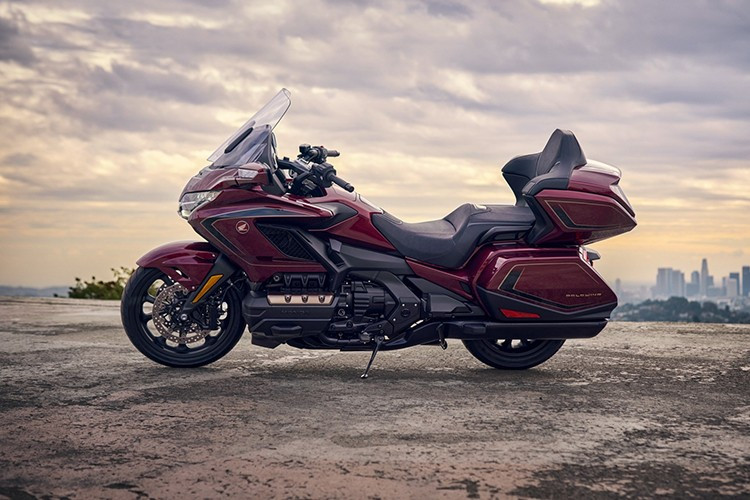 Kỷ niệm 50 năm, Gold Wing 2025 được Honda trình làng với hai tùy chọn màu sắc mới: Đỏ - đen quyền lực và vàng - bạc - đen sang trọng. Đặc biệt, logo kỷ niệm 50 năm được khắc tinh xảo trên thân xe và chìa khóa thông minh.