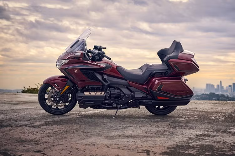 Kỷ niệm 50 năm, Gold Wing 2025 được Honda trình làng với hai tùy chọn màu sắc mới: Đỏ - đen quyền lực và vàng - bạc - đen sang trọng. Đặc biệt, logo kỷ niệm 50 năm được khắc tinh xảo trên thân xe và chìa khóa thông minh.