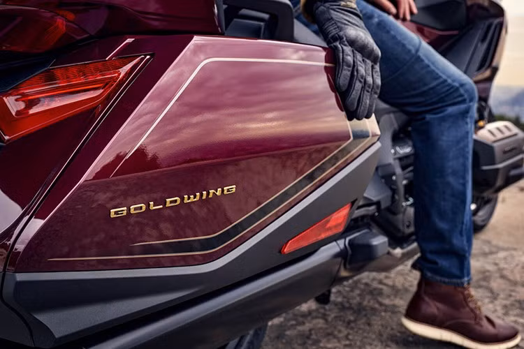 Xe còn sở hữu hệ thống âm thanh chất lượng cao, màn hình màu TFT 7 inch hiển thị thông tin về âm thanh, dẫn đường, chế độ lái và hệ thống treo, giúp người lái dễ dàng quản lý mọi chức năng, kết nối Apple CarPlay, Android Auto và định vị GPS.