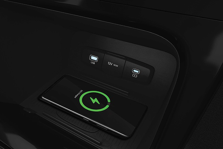 Xe được trang bị Drive Mode 4 chế độ: Eco (tiết kiệm) – Normal (Thông thường) – Sport (thể thao), Smart (thông minh) với những tuỳ chỉnh ở chân ga, hộp số,… giúp cảm giác vận hành trở nên thoải mái và phù hợp với từng điều kiện tham gia giao thông. Đồng thời, xe cũng được bổ sung 3 chế độ địa hình Terrain Mode: Snow (Tuyết), Sand (Cát), Mud (Bùn đất) nhằm tăng cường khả năng vận hành khi gặp điều kiện bất lợi.