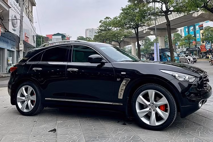 Những mẫu xe như Infiniti QX70 trở thành món “hàng độc” nhờ ngoại hình khác biệt, động cơ mạnh mẽ và cảm giác lái đậm chất thể thao – điều mà không phải chiếc SUV phổ thông nào cũng có thể mang lại.