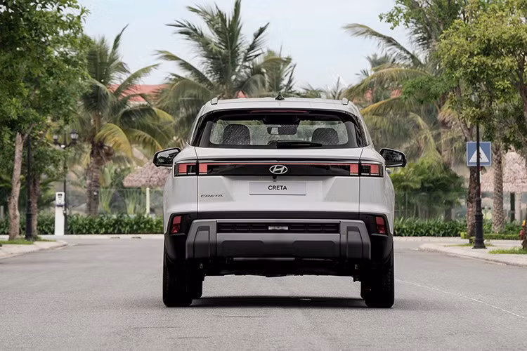 Về an toàn, New Creta dẫn đầu phân khúc với gói công nghệ an toàn chủ động Hyundai SmartSense, tích hợp nhiều tính năng hỗ trợ người lái: Hệ thống hỗ trợ cảnh báo và phòng tránh va chạm trước FCA; hệ thống giám sát &amp; phòng tránh va chạm điểm mù BVM; hệ thống cảnh báo &amp; hỗ trợ giữ làn đường LFA &amp; LKA...