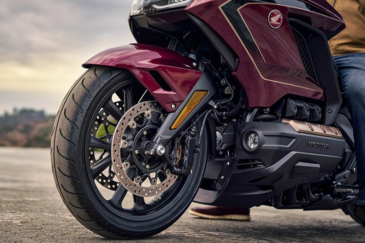 Gold Wing 2025 được trang bị khối động cơ 6 xy-lanh đối xứng nằm ngang dung tích 1.833cc, công suất cực đại 93kW tại 5.500 vòng/phút và mô-men xoắn 170 Nm tại 4.500 vòng/phút. Đáng chú ý, Honda Gold Wing là mẫu mô tô touring đầu tiên và duy nhất hiện nay được trang bị hộp số ly hợp kép 7 cấp DCT (Dual Clutch Transmission).