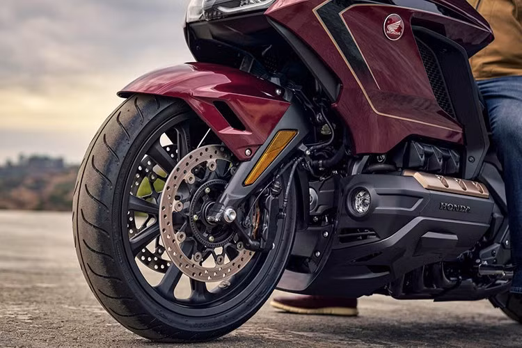 Gold Wing 2025 được trang bị khối động cơ 6 xy-lanh đối xứng nằm ngang dung tích 1.833cc, công suất cực đại 93kW tại 5.500 vòng/phút và mô-men xoắn 170 Nm tại 4.500 vòng/phút. Đáng chú ý, Honda Gold Wing là mẫu mô tô touring đầu tiên và duy nhất hiện nay được trang bị hộp số ly hợp kép 7 cấp DCT (Dual Clutch Transmission).