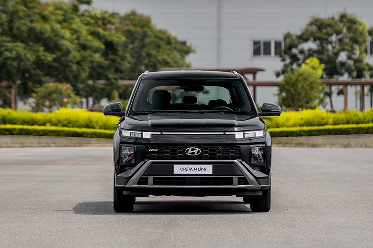 New Creta sở hữu kích thước tổng thể dài x rộng x cao lần lượt là 4.330 x 1.790 x 1.660 mm, khoảng sáng gầm 200mm mang đến dáng vẻ mạnh mẽ trong tổng thể gọn gàng, cân đối. So với phiên bản tiền nhiệm, New Creta đã được lột xác hoàn toàn với ngôn ngữ thiết kế "Thể thao gợi cảm".