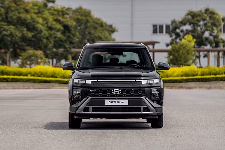 New Creta sở hữu kích thước tổng thể dài x rộng x cao lần lượt là 4.330 x 1.790 x 1.660 mm, khoảng sáng gầm 200mm mang đến dáng vẻ mạnh mẽ trong tổng thể gọn gàng, cân đối. So với phiên bản tiền nhiệm, New Creta đã được lột xác hoàn toàn với ngôn ngữ thiết kế "Thể thao gợi cảm".