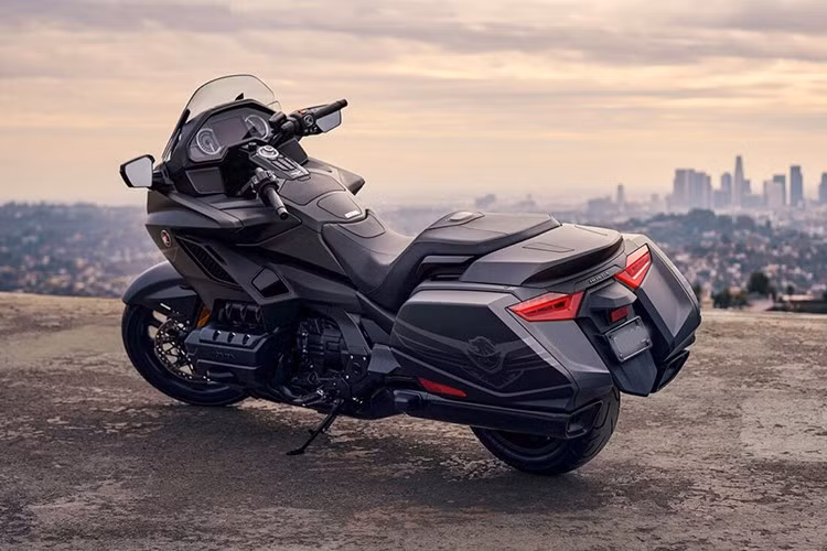 Điểm nhấn trong thiết kế đến từ phần đầu xe hầm hố, cụm đèn pha LED sử dụng 5 thấu kính quang học, tạo nên dải sáng Jewel-Eye đặc trưng. Yên xe bọc da cao cấp, thiết kế công thái học. Các khoang chứa đồ có tổng dung tích 120 lít, tích hợp khóa thông minh Smart Key và cơ cấu giảm chấn thủy lực, giúp đóng mở nhẹ nhàng và bảo vệ hành lý an toàn.