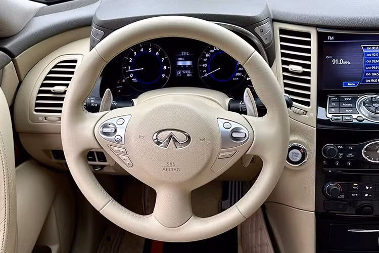 Điểm nổi bật nhất của QX70 là khối động cơ xăng V6 dung tích 3.7L, kết hợp hộp số tự động 7 cấp và hệ dẫn động 4 bánh toàn thời gian (AWD). Động cơ này sản sinh công suất 325 mã lực và mô-men xoắn 360 Nm – thông số đáng chú ý trong tầm giá dưới 1 tỷ đồng.