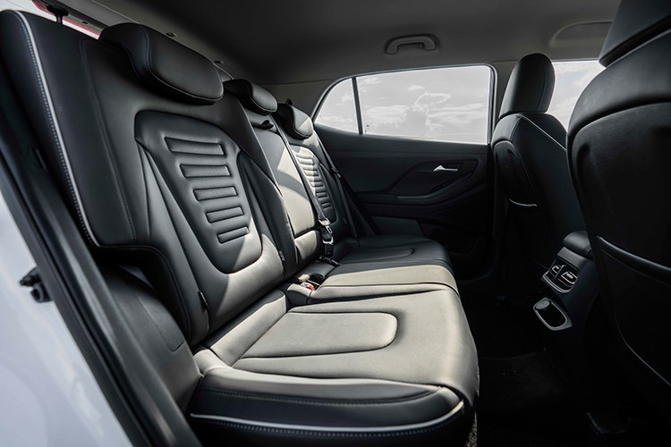 New Creta tiếp tục được sử động cơ xăng hút khí tự nhiên Smartstream 1.5L. Xe dẫn động cầu trước thông qua hộp số iVT (hộp số vô cấp biến thiên thông minh) do Hyundai phát triển. Hộp số vô cấp IVT được cải tiến từ hộp số vô cấp CVT thông thường sẽ giúp khắc phục được các nhược điểm của CVT (Phản hồi chậm, tiếng ồn, trượt của đai sắt) và vẫn duy trì được những đặc tính tốt của CVT (độ mượt mà, tiết kiệm nhiên liệu, linh hoạt trong phố).