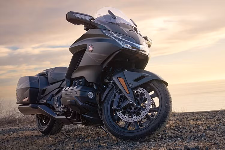 Honda Việt Nam chính thức trình làng mẫu Honda Gold Wing 2025 mới, đánh dấu cột mốc lịch sử kỷ niệm 50 năm ra đời của dòng xe touring cao cấp. Không chỉ đơn thuần là một phương tiện di chuyển, Gold Wing 2025 tiếp tục khẳng định vị thế của một biểu tượng xe đường trường, đồng thời thể hiện đẳng cấp, sự tinh tế và khát vọng chinh phục mọi cung đường.