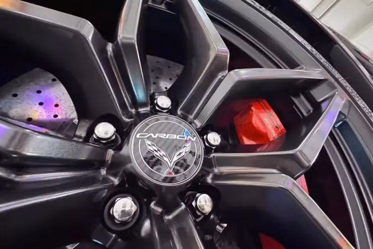 Xe cũng được trang bị bộ vành ZR1 19” và 21” sơn phủ Satin Graphite, đi kèm lốp Michelin Pilot Sport Cup 2 kích thước 285/30 trước và 335/25 sau. Bộ kẹp phanh Brembo màu đỏ cũng là một điểm nhấn tinh tế.