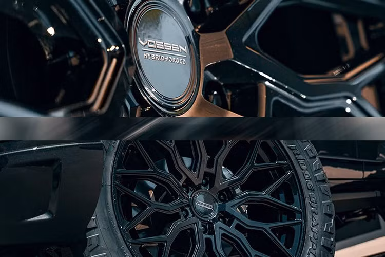 Động cơ V6 tăng áp kép là một trong những yếu tố khác biệt giữa GX và Land Cruiser, vốn chỉ có hệ truyền động hybrid 4 xi-lanh tăng áp với 326 mã lực và mô-men xoắn 630 Nm.