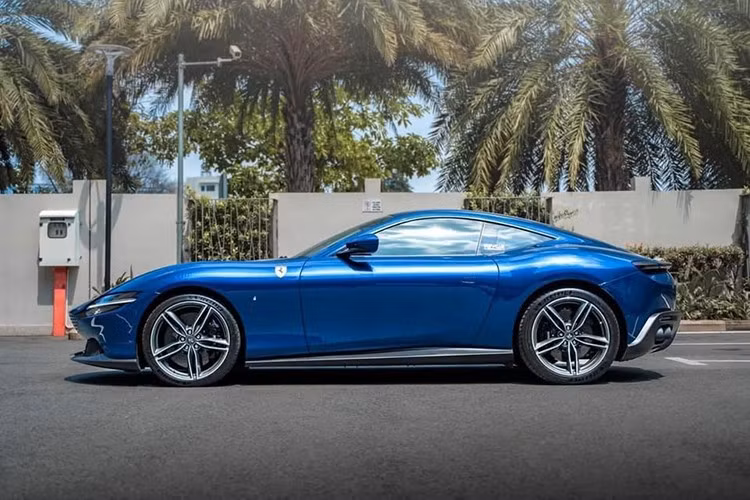 Đây là 1 trong số rất ít các xe Ferrari Roma xuất hiện tại Việt Nam, lại còn được phân phối chính hãng với mức giá hơn 21 tỷ đồng. Xe này có màu xanh dương, kẹp phanh màu vàng nổi bật bên cạnh bộ mâm 5 chấu kép sơn bạc, ngoài ra xe còn có nhiều chi tiết sơn đen.