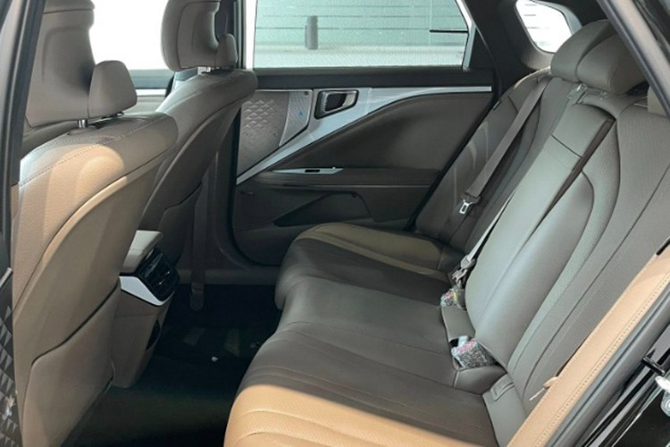 Những trang bị đáng chú ý khác của xe gồm có nội thất bọc da Nappa, ghế lái Ergo Motion Seat, ghế phụ lái chỉnh điện 8 hướng, hệ thống âm thanh Meridian 14 loa, điều hòa tự động 3 vùng và màn hình hiển thị thông tin kính lái 12 inch.