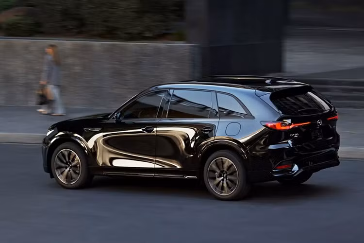 Cụ thể, CX-70 PHEV 2026 được phân phối tại Mỹ với hai phiên bản: bản tiêu chuẩn SC có giá từ 44.250 USD, trong khi bản SC Plus ở mức 47.250 USD. Đây là mức giá thấp hơn đáng kể so với các bản Premium (54.400 USD) và Premium Plus (57.450 USD) của năm ngoái.