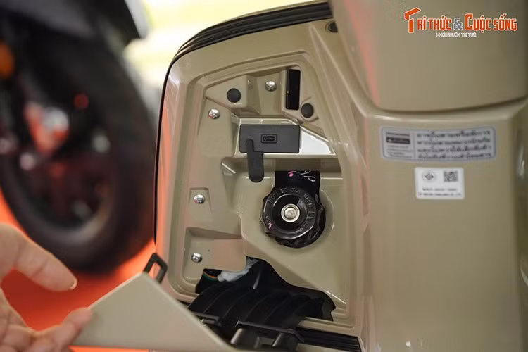 Ngoài ra, xe còn được trang bị màn hình TFT kết nối Bluetooth, cùng hệ thống đèn full-LED thiết kế lục giác đặc trưng. Lambretta G350 có giá khởi điểm 169,2 triệu đồng, hướng đến khách hàng yêu phong cách sang trọng, tinh tế.