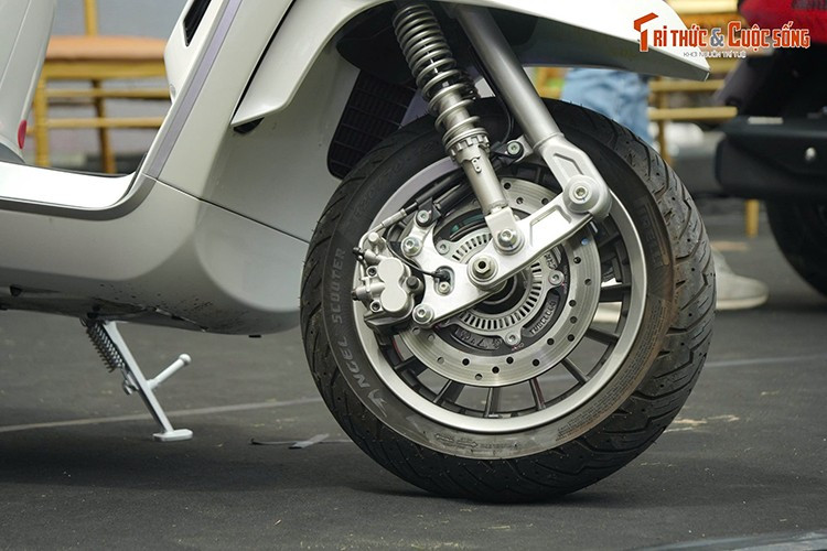 Cả hai mẫu đều nổi bật với màn hình TFT kỹ thuật số tích hợp Bluetooth, phanh ABS hai kênh, hệ thống chiếu sáng LED toàn phần, cùng phuộc trước tay đòn kép điều chỉnh 7 cấp độ giúp tối ưu trải nghiệm vận hành. Đèn hậu pha lê 7 thanh đặc trưng tạo điểm nhấn nhận diện độc đáo cho thương hiệu.