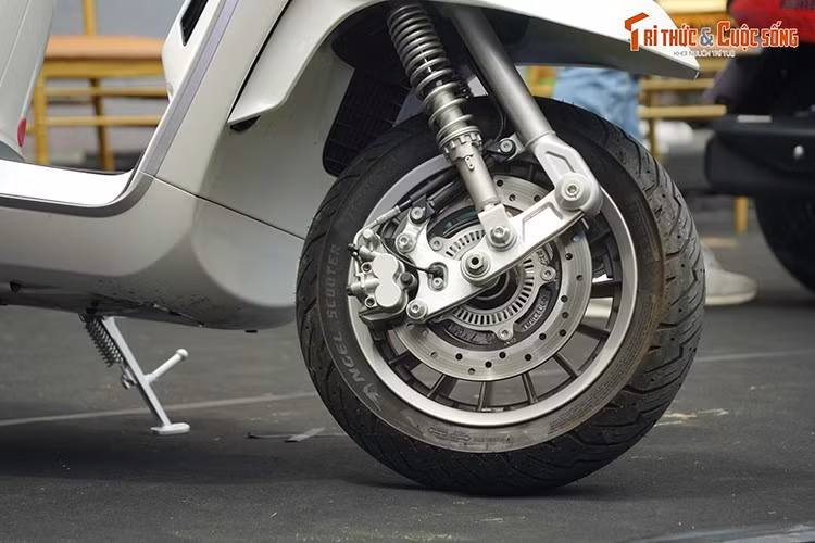 Cả hai mẫu đều nổi bật với màn hình TFT kỹ thuật số tích hợp Bluetooth, phanh ABS hai kênh, hệ thống chiếu sáng LED toàn phần, cùng phuộc trước tay đòn kép điều chỉnh 7 cấp độ giúp tối ưu trải nghiệm vận hành. Đèn hậu pha lê 7 thanh đặc trưng tạo điểm nhấn nhận diện độc đáo cho thương hiệu.