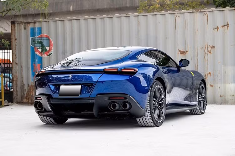 Hãng siêu xe Ý trang bị cho chiếc xe 4 chỗ ngồi Ferrari Roma động cơ V8, tăng áp, dung tích 3.9 lít, tạo ra công suất tối đa 620 mã lực và mô-men xoắn cực đại 760 Nm. Chiếc Coupe 2+2 mới nhất của hãng siêu xe Ferrari được kết nối với hộp số ly hợp kép 8 cấp và chìa khóa vuông vức tương tự như Ferrari SF90 Stradale.