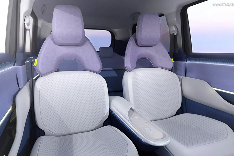 Bên trong khoang lái, các tông màu xanh lam và tím được phối khéo léo, kết hợp với phần dưới ghế trước cũng như bệ tì tay màu be. Thiết kế ghế trước tách đôi phần trên và dưới tạo cảm giác thanh lịch và cao cấp.