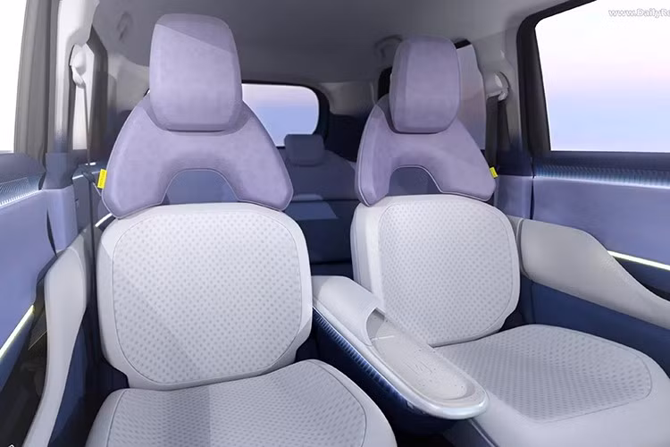 Bên trong khoang lái, các tông màu xanh lam và tím được phối khéo léo, kết hợp với phần dưới ghế trước cũng như bệ tì tay màu be. Thiết kế ghế trước tách đôi phần trên và dưới tạo cảm giác thanh lịch và cao cấp.