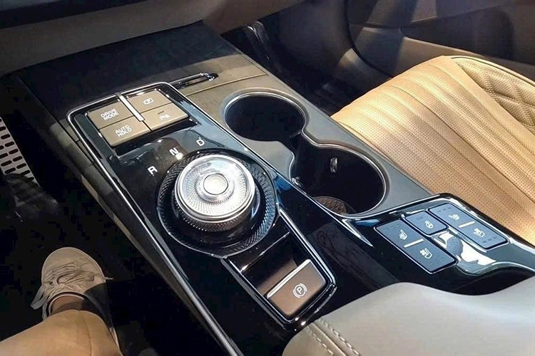 Chiếc Kia K8 đời 2023 đang bán tại Việt Nam được trang bị hệ truyền động hybrid với máy xăng tăng áp, dung tích 1.6L, có công suất tổng cộng 230 mã lực. Bên cạnh đó là hộp số tự động 6 cấp.