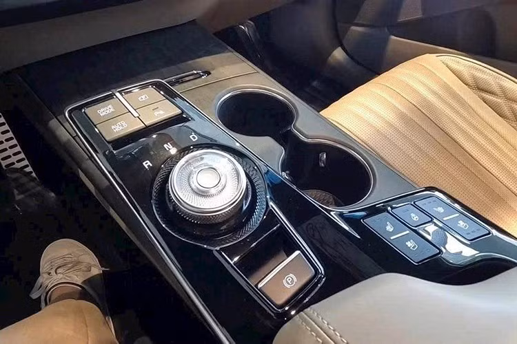 Chiếc Kia K8 đời 2023 đang bán tại Việt Nam được trang bị hệ truyền động hybrid với máy xăng tăng áp, dung tích 1.6L, có công suất tổng cộng 230 mã lực. Bên cạnh đó là hộp số tự động 6 cấp.