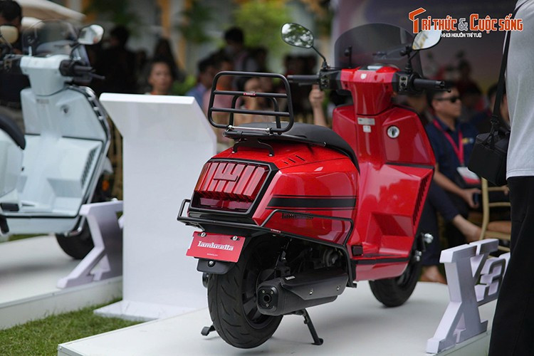 G Series (G350) là dòng xe đầu bảng, mang đậm dấu ấn cổ điển nhưng vẫn toát lên hơi thở hiện đại. Xe được trang bị hệ thống treo tay đòn kép (Double Arm Link) cho cảm giác lái chắc chắn, phanh ABS hai kênh.