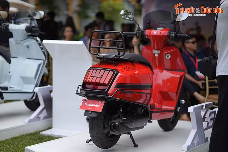 G Series (G350) là dòng xe đầu bảng, mang đậm dấu ấn cổ điển nhưng vẫn toát lên hơi thở hiện đại. Xe được trang bị hệ thống treo tay đòn kép (Double Arm Link) cho cảm giác lái chắc chắn, phanh ABS hai kênh.