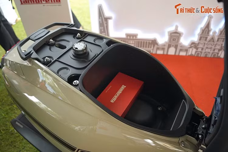 Trong khi X Series có hai phiên bản X300 và X125. Có mức giá khởi điểm 140 triệu đồng, X300 sở hữu động cơ 275cc mang phong thái mạnh mẽ, hiện đại, thể hiện rõ định hướng tương lai của Lambretta. X125 với dung tích động cơ nhỏ gọn, phù hợp người dùng trẻ trung, không yêu cầu bằng lái A2, có giá từ 95,2 triệu đồng.