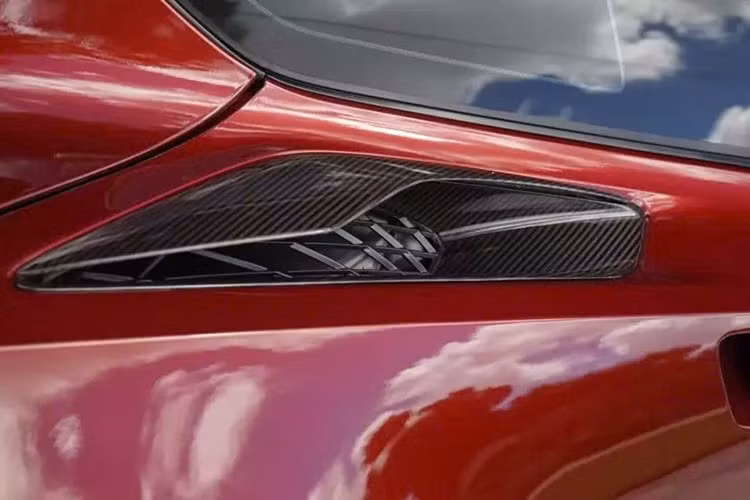 Những điểm nhấn ngoại thất khác bao gồm tấm ốp mui xe bằng sợi carbon có thể tháo rời, đèn pha xenon, nắp capo bằng sợi carbon có lỗ thông hơi, cánh gió sau cao có thể điều chỉnh (do gói ZTK cung cấp ).