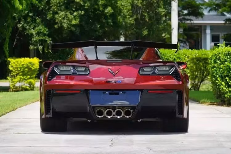 Đây là một kỷ lục bán xe cho một chiếc C7 ZR1 đã qua sử dụng. Chiếc xe Chevrolet Corvette ZR1 Coupe 3ZR ZTK có lớp sơn ngoại thất Long Beach Red Metallic Tintcoat tuyệt đẹp. Nó kết hợp hoàn hảo với tất cả các chi tiết sợi carbon phủ trong suốt. Đây là 1 trong số 69 chiếc được báo cáo là có màu sơn này.