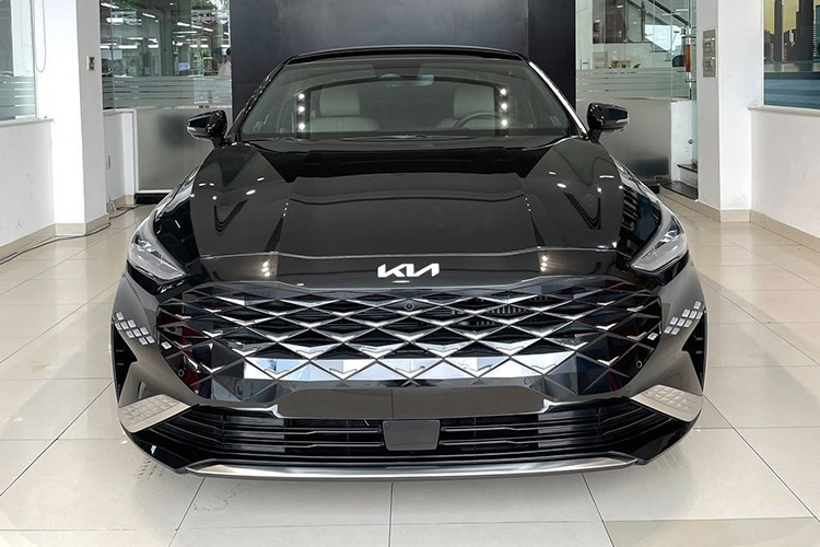 Tại Việt Nam, Kia K8 chẳng những là hàng hiếm mà còn không có đối thủ cạnh tranh trực tiếp. Tại thị trường nước ngoài, xe cạnh tranh với Hyundai Grandeur và Toyota Avalon. Mức giá gần 2 tỷ đồng của chiếc K8 tại Việt Nam hiện tiệm cận các mẫu sedan hạng sang cỡ nhỏ đến từ Đức như Mercedes-Benz C 300 AMG (2,099 tỷ đồng) hay BMW 330i (2,079 tỷ đồng).